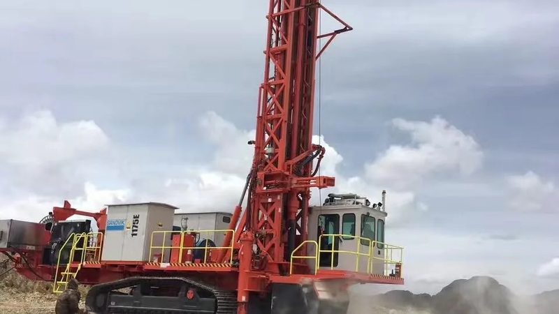 在选择打桩机时，需要关注以下规格参数：